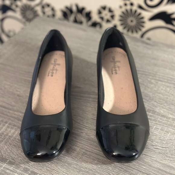 Collection Clark Black Patent Cap Toe Pumps – Size 5.5 | Classic Low Block Heel - Picture 3 of 5